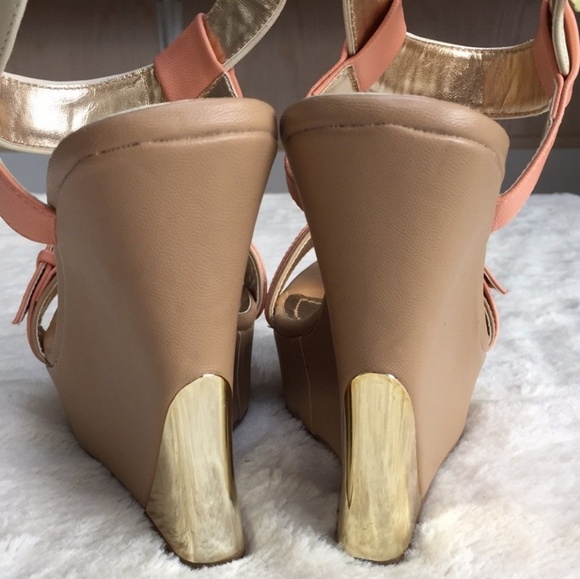 Bamboo Julianne Gold and Pink Wedge - Picture 5 of 6